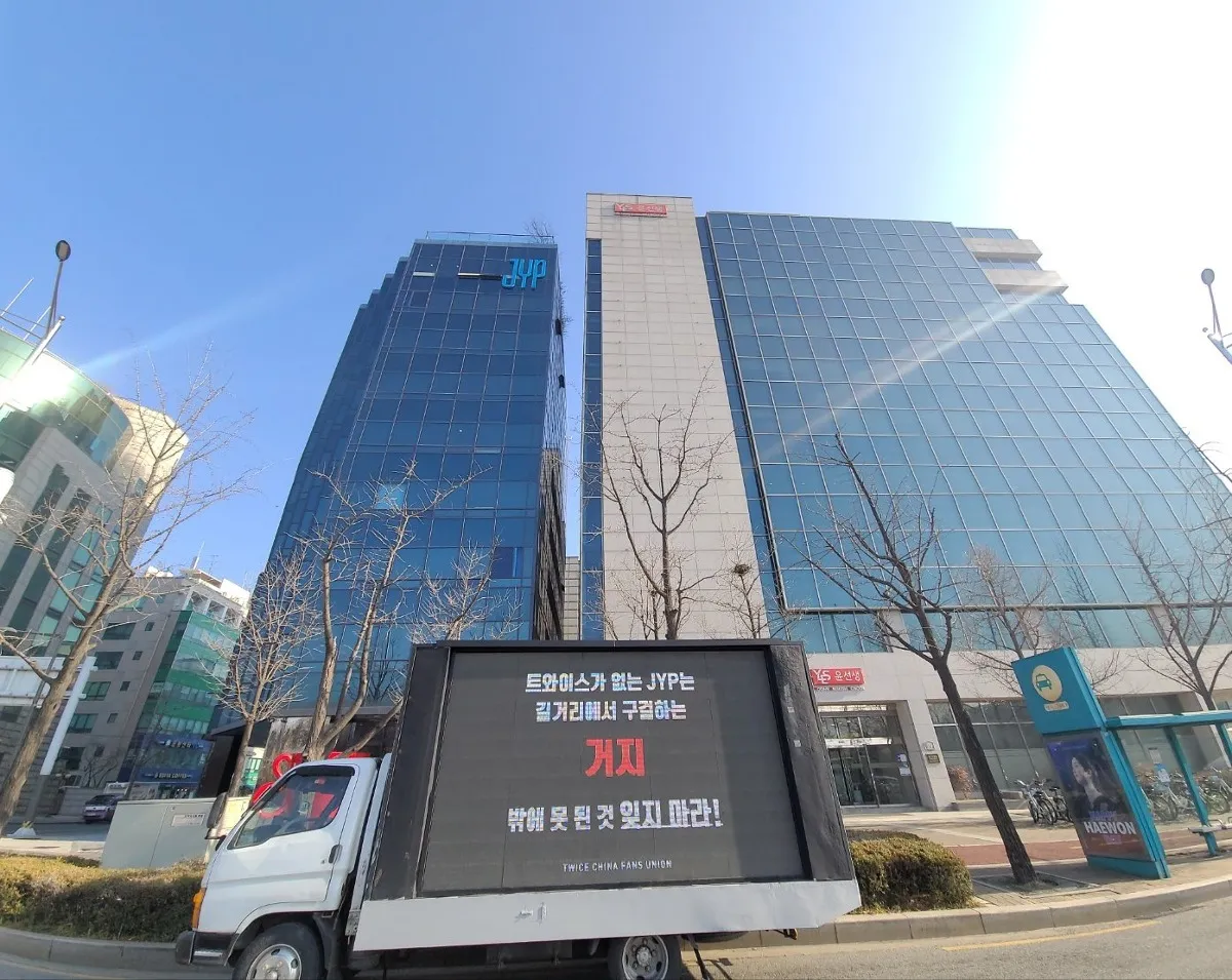 ZWEIMAL schicken Fans Protest-Trucks an JYP Entertainment – ​​hier ist der Grund