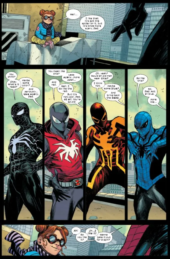 Ultimate Spider-Man Peter probiert seine neuen Kostüme aus