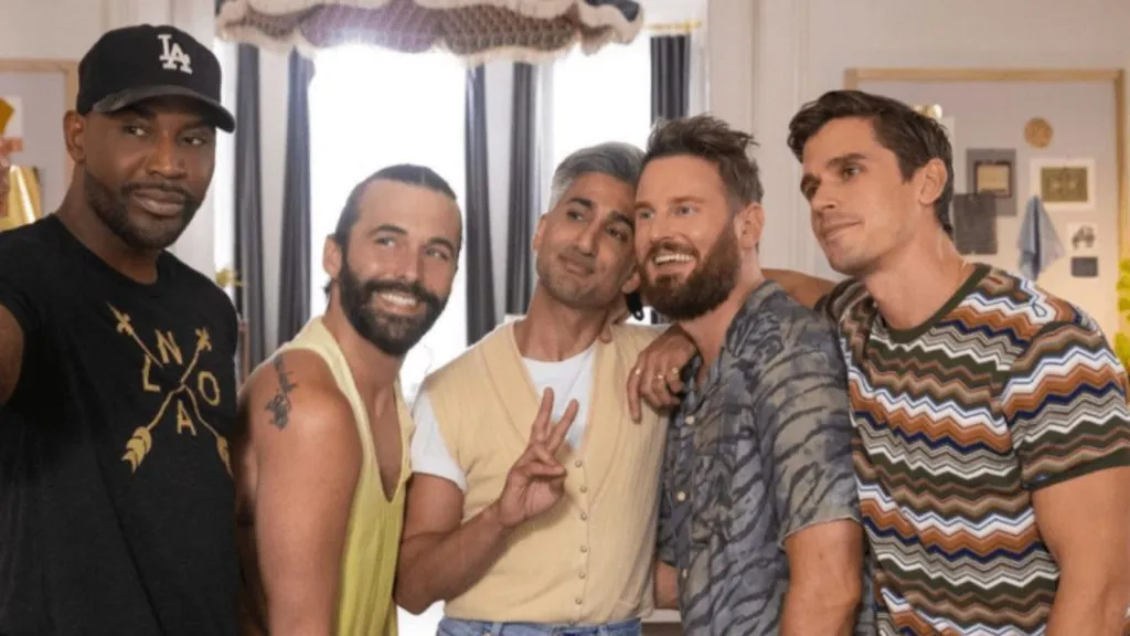 Queer Eye Fab Five pose pour un selfie.