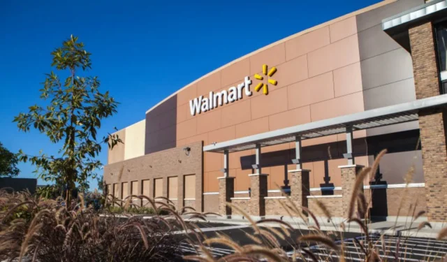 Empleada de Walmart quita la etiqueta con su nombre a los clientes “raros” y la gente la apoya