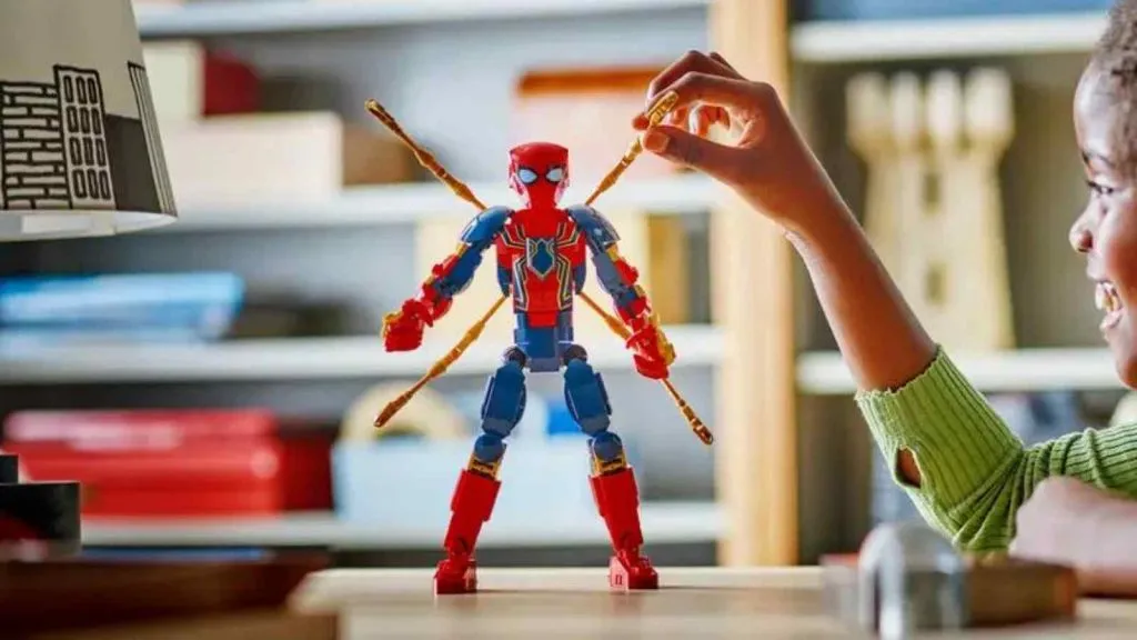 LEGO Marvel Iron Spider-Man 구성 피규어를 들고 있는 어린이