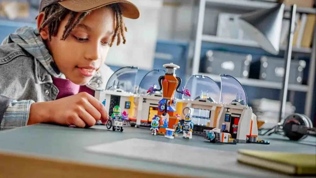 レゴシティの宇宙科学実験室セットで遊ぶ子供