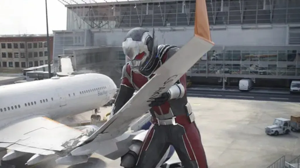Ant-Man als Giant Man in „Captain America: Civil War“.