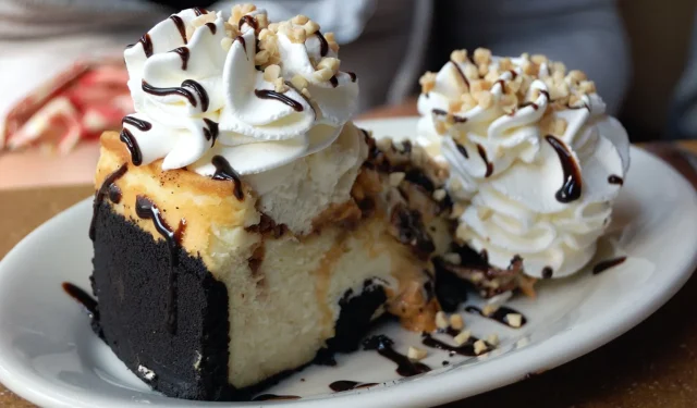 Los clientes de Cheesecake Factory se sorprendieron al descubrir cómo preparan un menú enorme