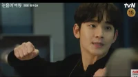 ‘눈물의 여왕’ 새 티저 ‘그냥 가버려’에서 김수현이 분노한 박성훈에게 주먹을 날린다.
