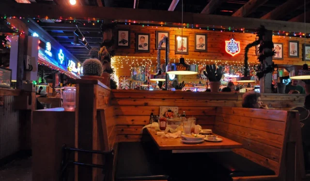 Homem fica chocado quando namorada acumula nota de US$ 100 do Texas Roadhouse em seu cartão