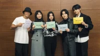 Suho und Myung Se-bin von EXO treten im „News Center“ auf, um für ihr K-Drama zu werben 