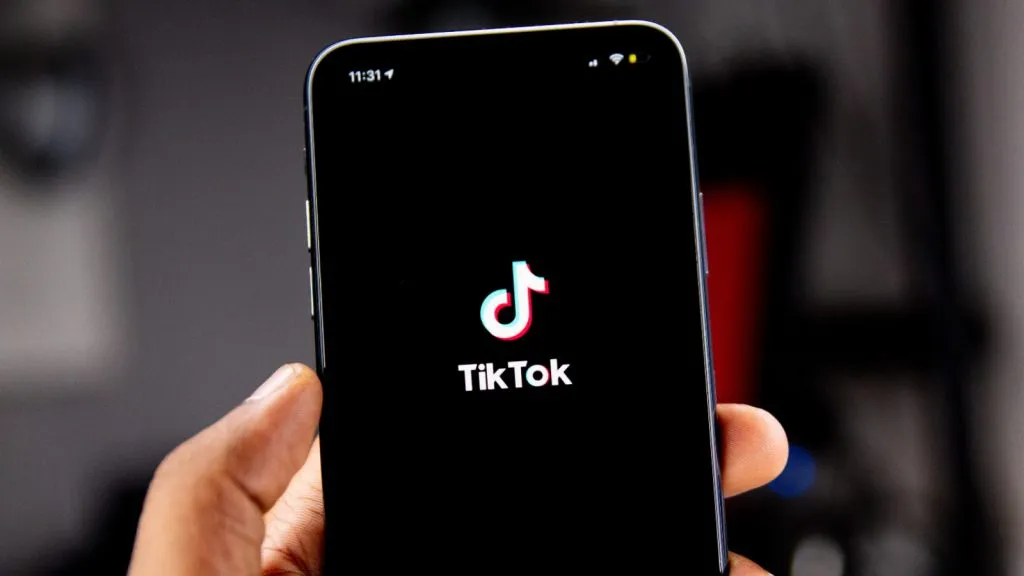 Logo TikTok sur téléphone