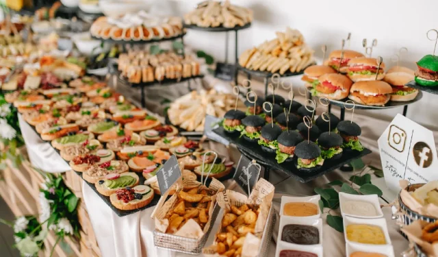 Los comensales se sorprenden por la factura después de pensar erróneamente que estaban en un buffet libre