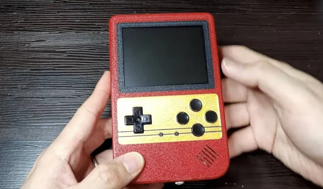 Modder transforme la Famicom rétro en ordinateur de poche fonctionnel qui utilise même des cartouches