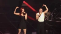 O vocalista principal do LE SSERAFIM, Huh Yun-jin, criticado por cantar ao vivo novamente