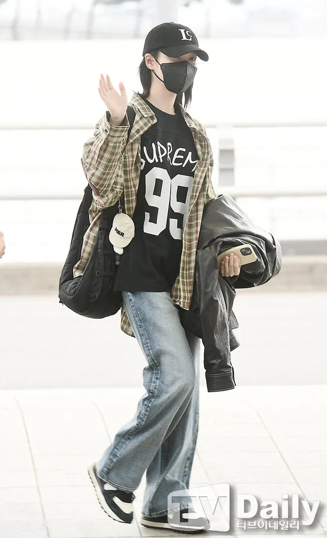 IU chama a atenção no aeroporto com sua mais nova moda e estilo: ‘Ela é a princesa da Coreia’
