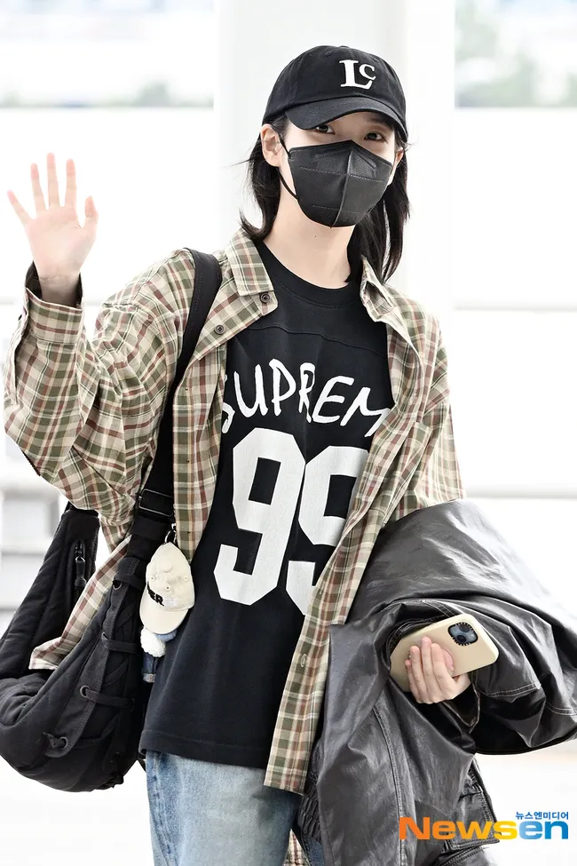 IU chama a atenção no aeroporto com sua mais nova moda e estilo: ‘Ela é a princesa da Coreia’