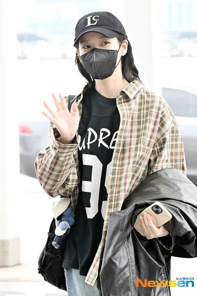 IU sorgt am Flughafen mit ihrer neuesten Mode und ihrem Styling für Aufsehen: „Sie ist Koreas Prinzessin“