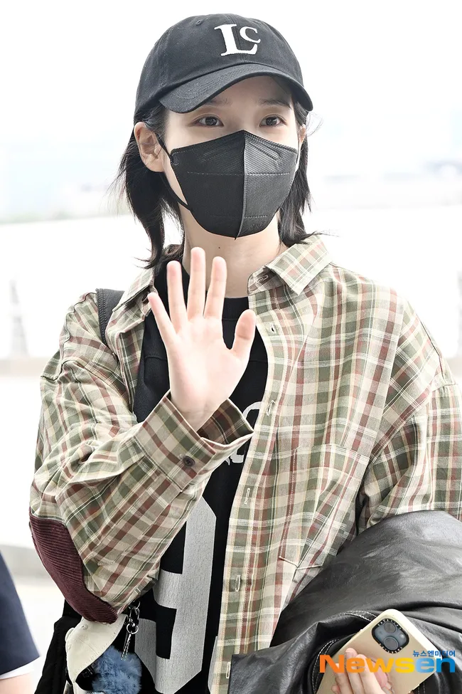 IU 在機場以最新時尚造型引人注目：“她是韓國的公主”