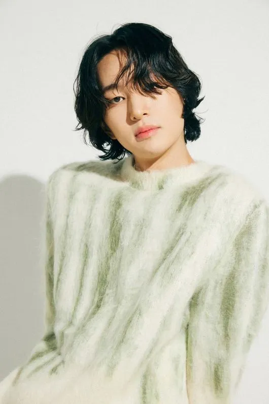 SHINee Onew devient le premier artiste de GRIFFIN Entertainment, le label publie les photos de profil d'Idol