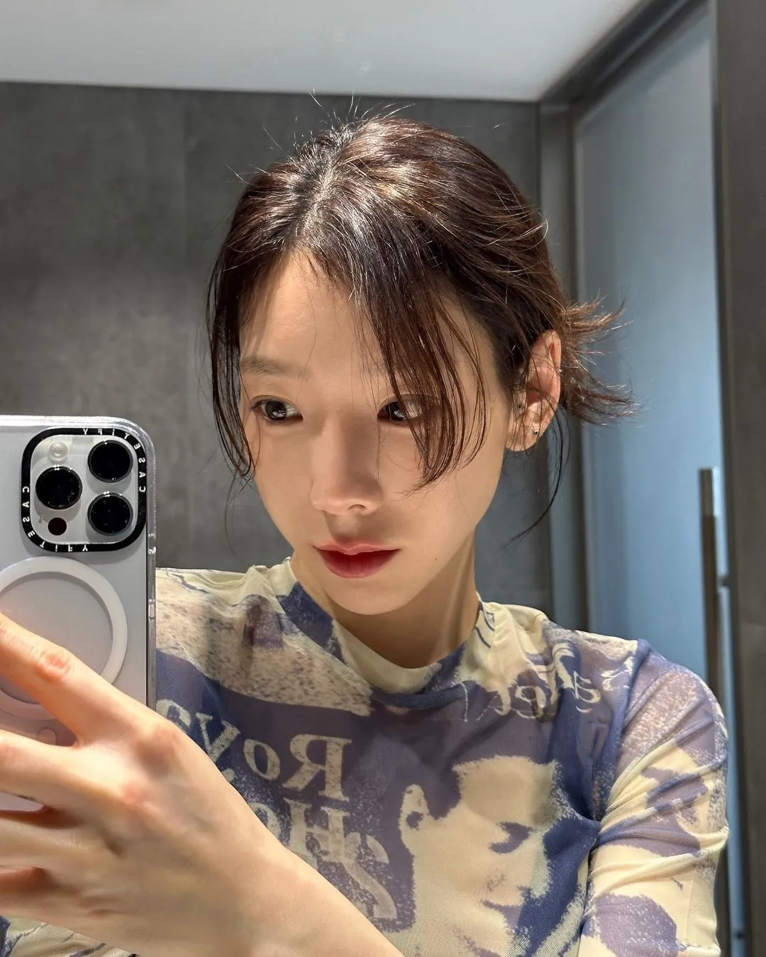 Taeyeon de SNSD rompe los corazones de SONE después de revelar por qué solo tiene selfies en el espejo