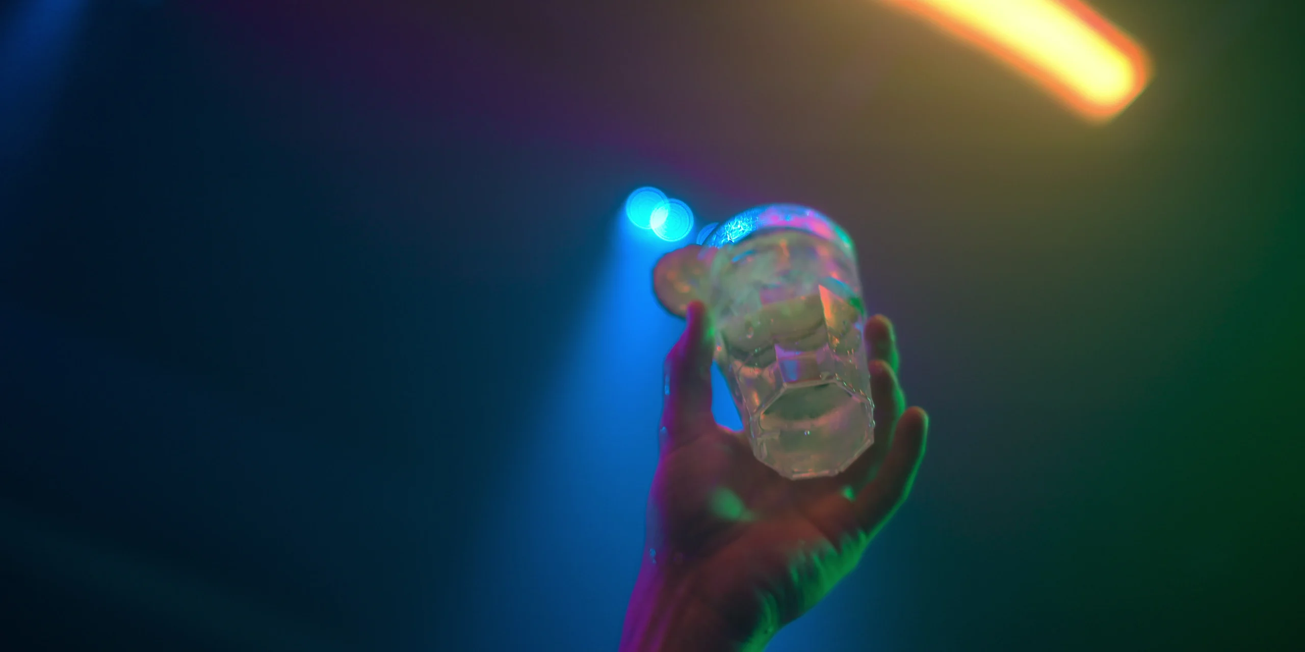 Un vaso de chupito se sostiene dentro de un bar en Crime Scene Berlin: Nightlife Killer