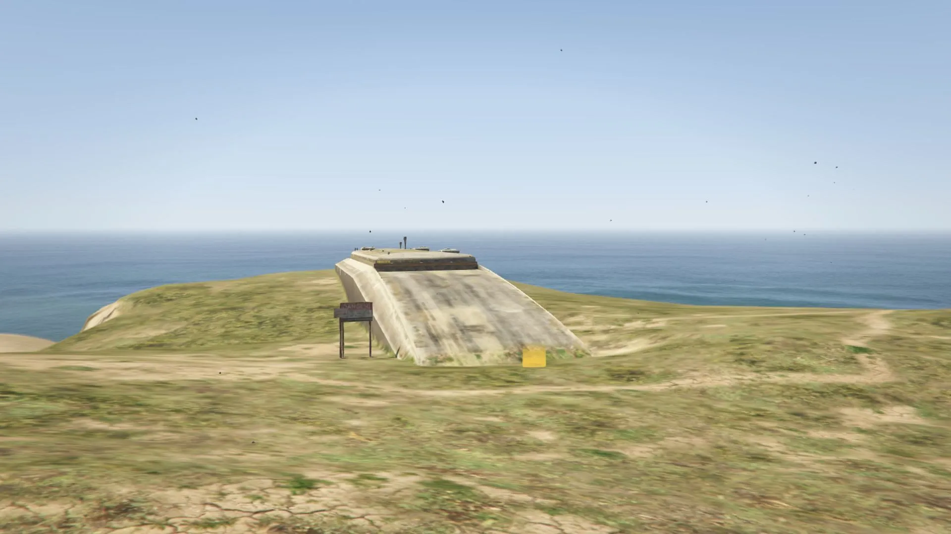 La vista esterna del bunker della base aerea di Los Santos a Chumash in Grand Theft Auto 5 Online (immagine tramite Rockstar Games)