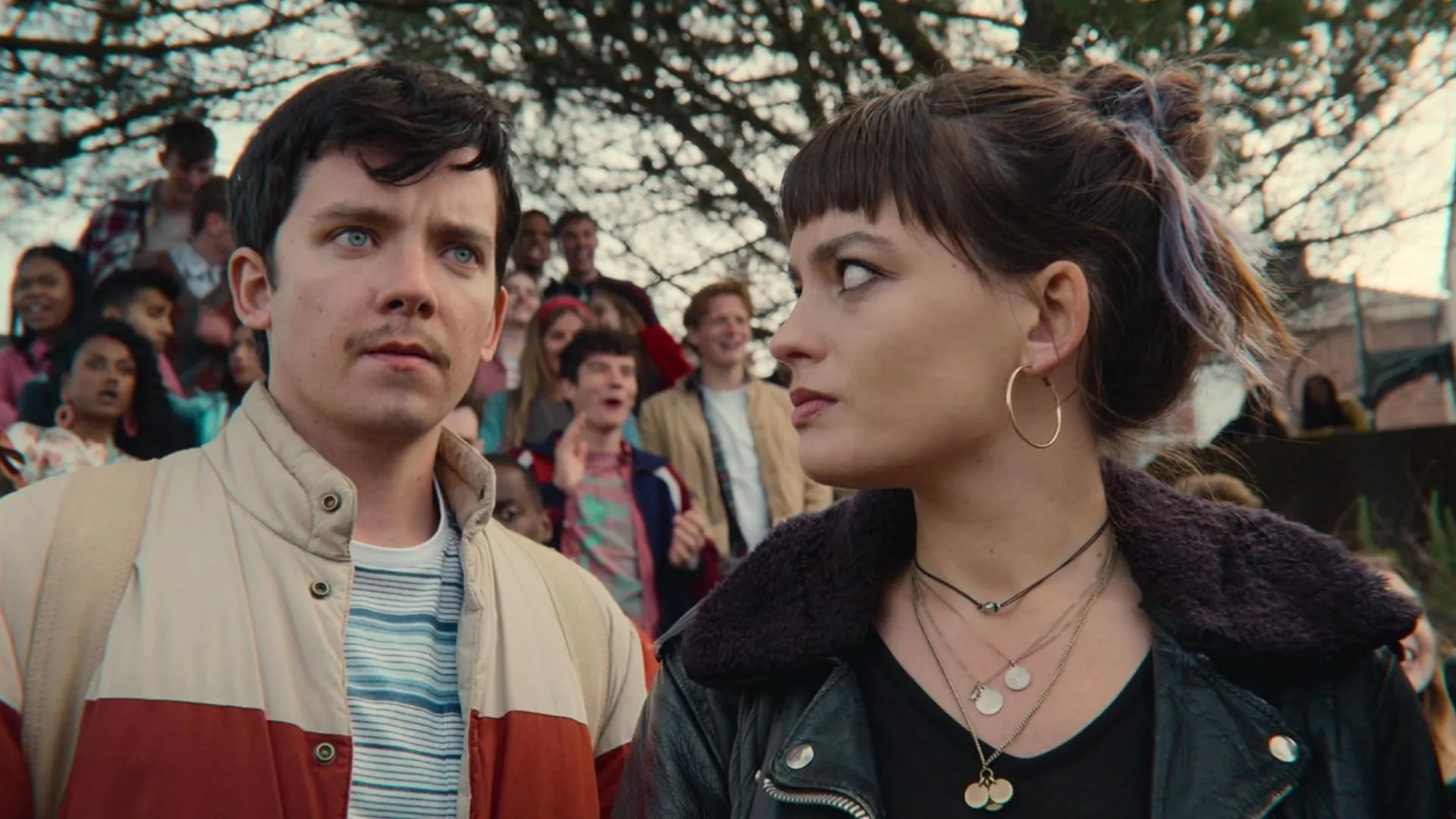 Asa Butterfield ed Emma Mackey in Sex Education (Immagine tramite Netflix)