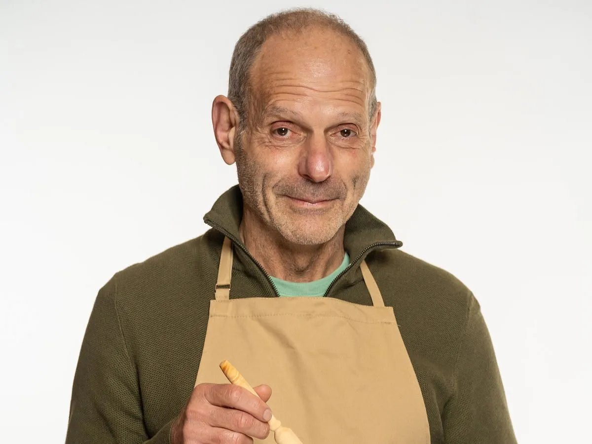 Jeff de The Great British Baking Show (imagen vía Tudum de Netflix)