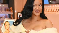 倫敦 Fenty Hair 發布會上粉絲對蕾哈娜 (Rihanna) 的 Jacquemus 長袍的反應