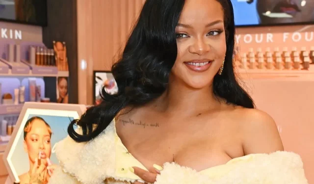 Fãs reagem ao robe Jacquemus de Rihanna no evento de lançamento do Fenty Hair em Londres