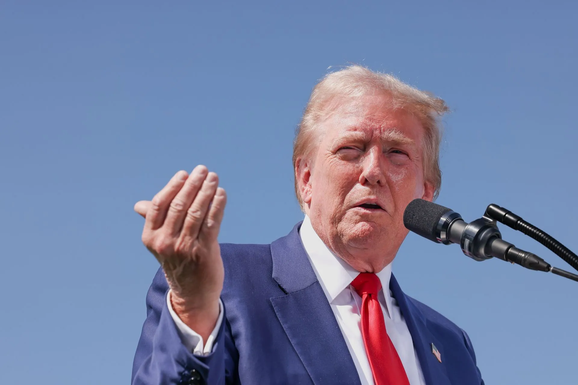 O ex-presidente Donald J. Trump discursa em uma entrevista coletiva em seu campo de golfe Trump National (Christina House / Los Angeles Times via Getty Images)