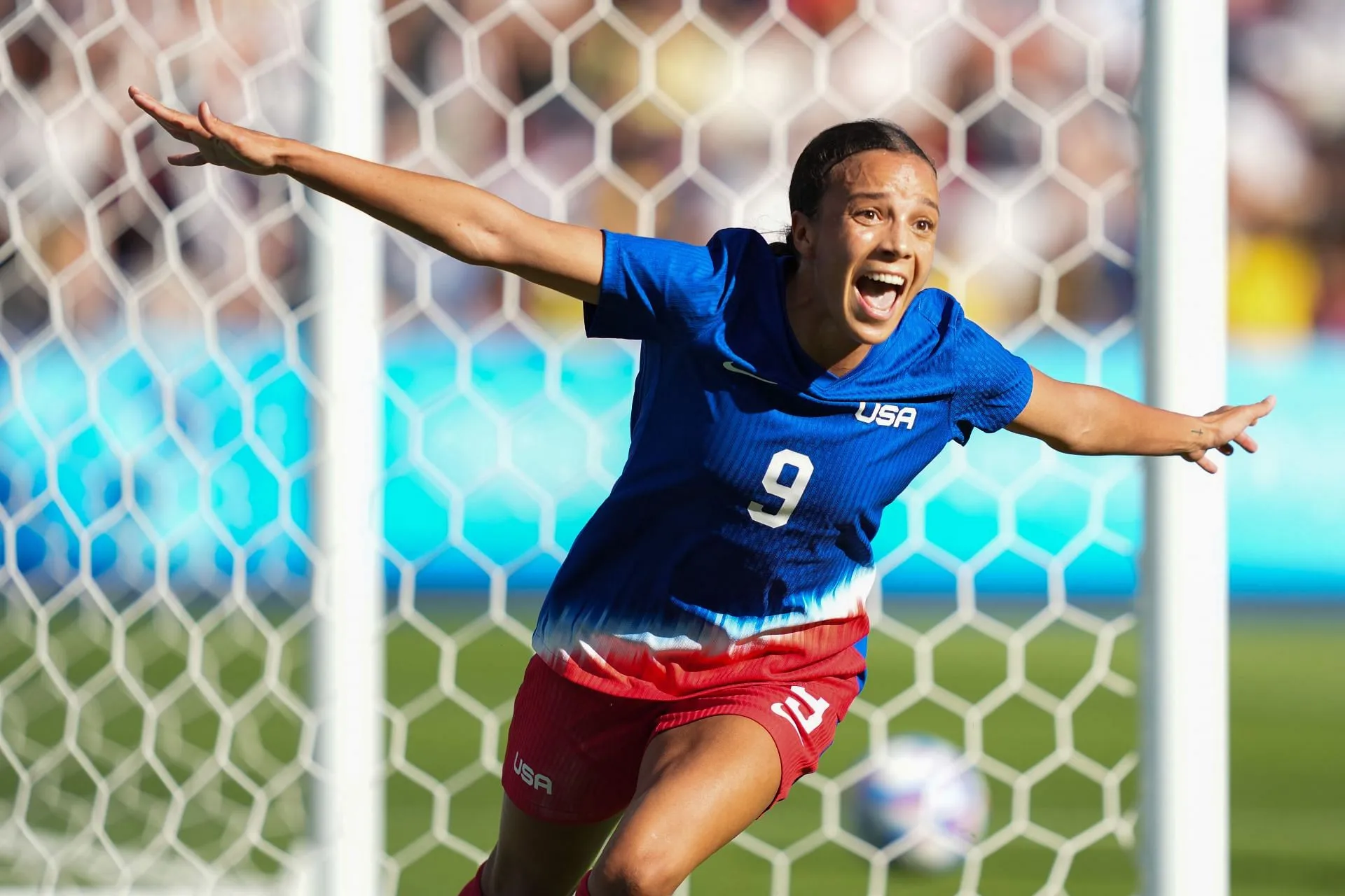 Mallory Swanson con la camiseta nacional (imagen vía Getty)