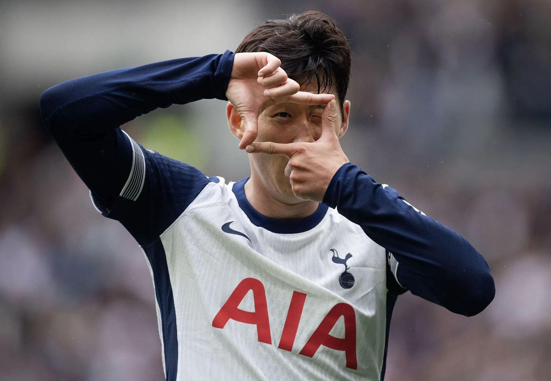 Heung Min Son fazendo sua celebração característica na vida real (Imagem via Getty)