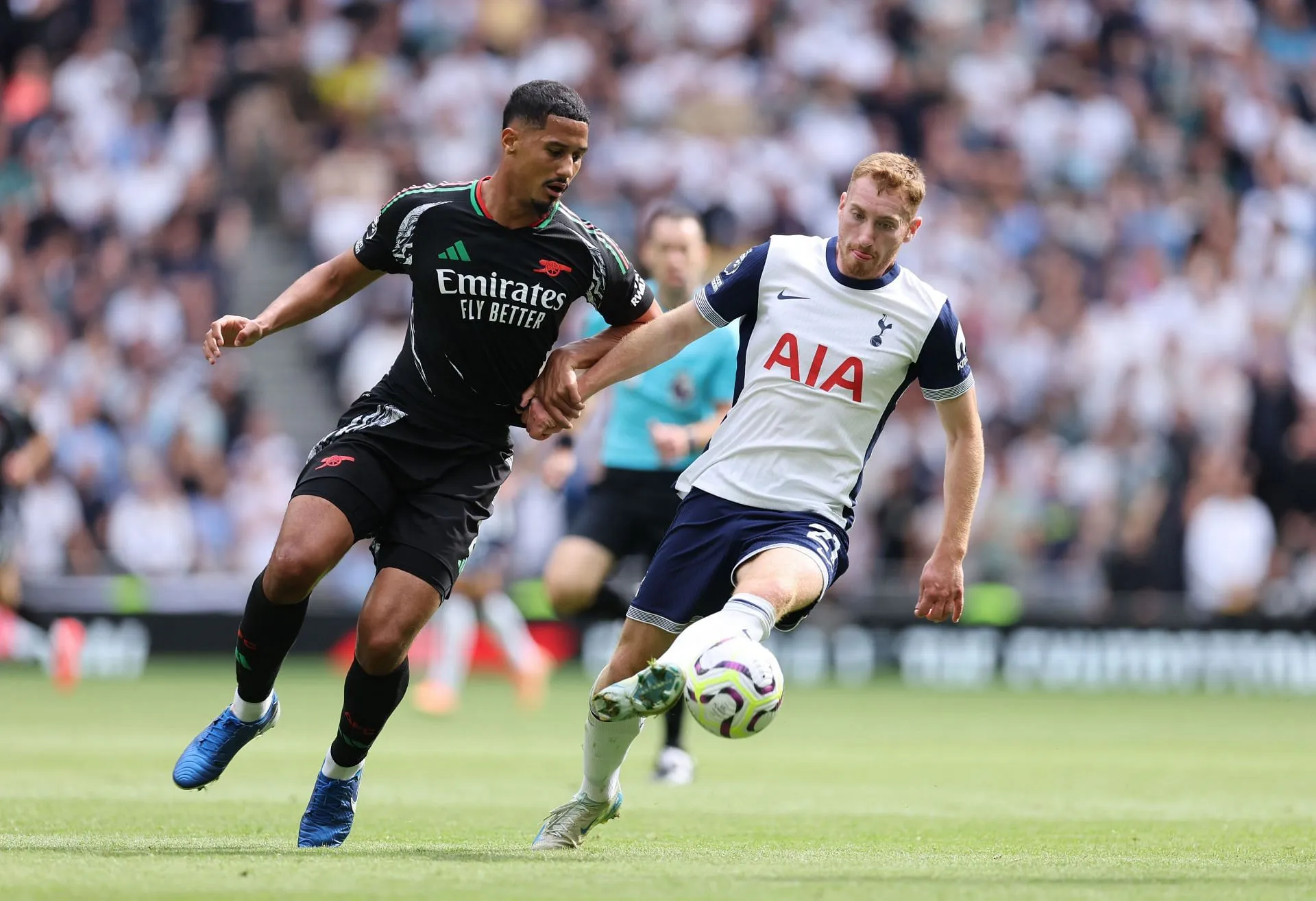 Saliba contra el Tottenham Hotspur (Imagen vía Getty)