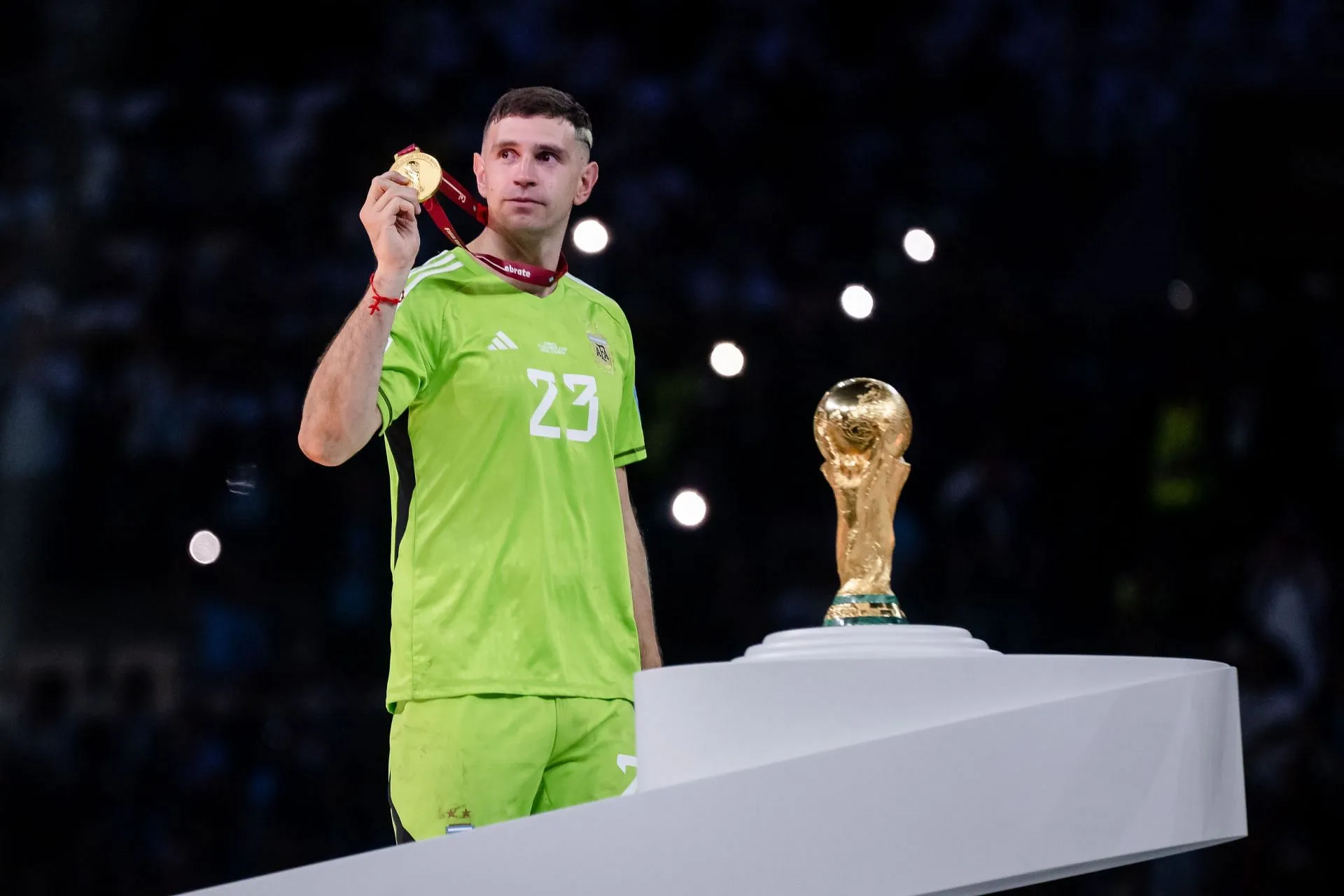 艾米利亞尼·馬丁內斯 (Emiliani Martinez) 在 2022 年 FIFA 世界盃上（圖片來自 Getty）