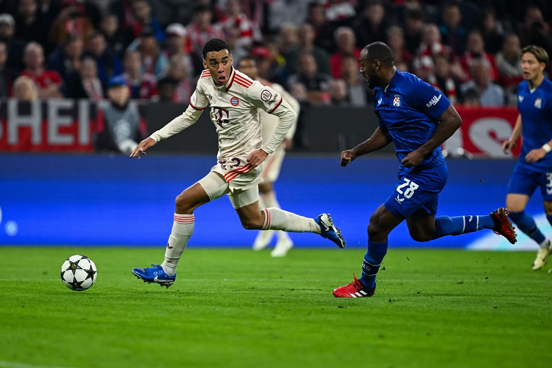 Musiala contra o Dínamo de Zagreb na Liga dos Campeões da UEFA (Imagem via Getty)