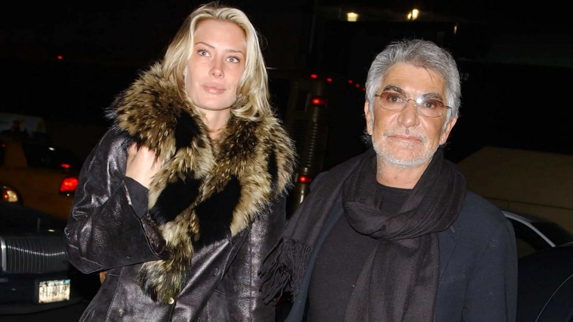 (LR) Le mannequin et actrice Crystal McKinney et le créateur Roberto Cavalli arrivent au défilé de mode de la collection homme automne/hiver 2003 de Sean John au Cipriani 42nd Street pendant la Fashion Week Mercedes-Benz le 8 février 2003 à New York. (Photo par Arnaldo Magnani/Getty Images)