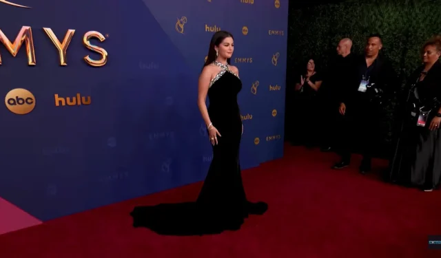 Selena Gomez surpreende no Emmy Awards 2024 com traje personalizado de gala da Ralph Lauren