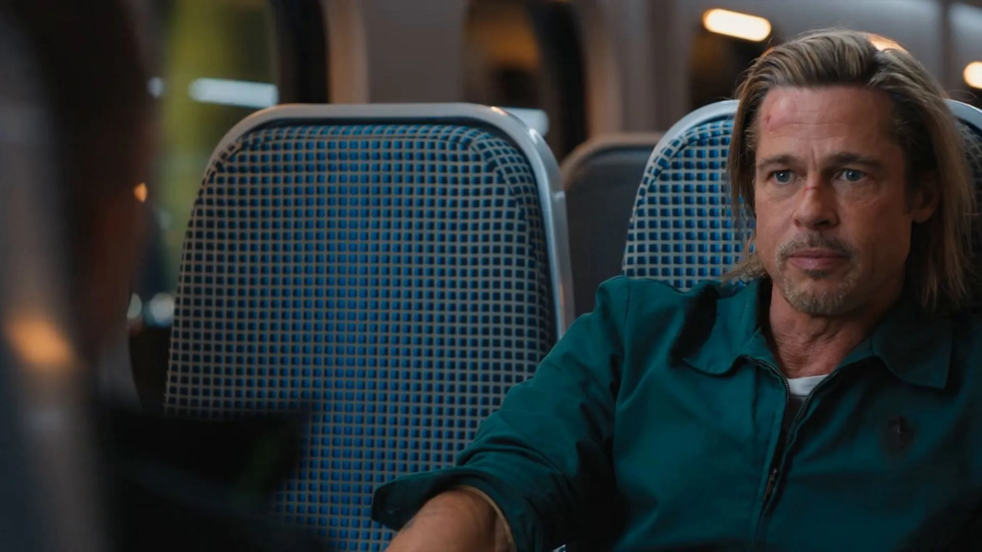 Brad Pitt als Ladybug in einer Szene aus Bullet Train (Bild über Prime Video)