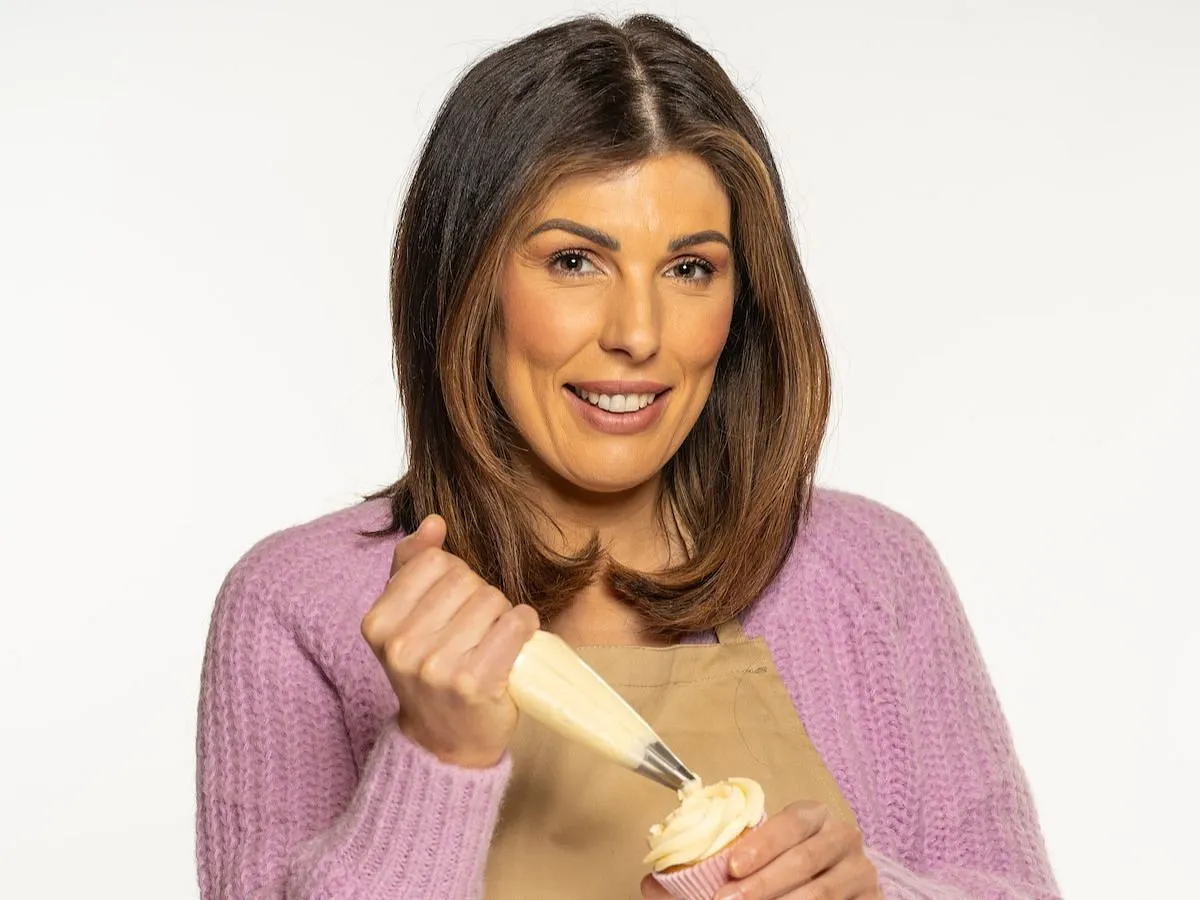 Georgie de The Great British Baking Show (Image via Tudum par Netflix)