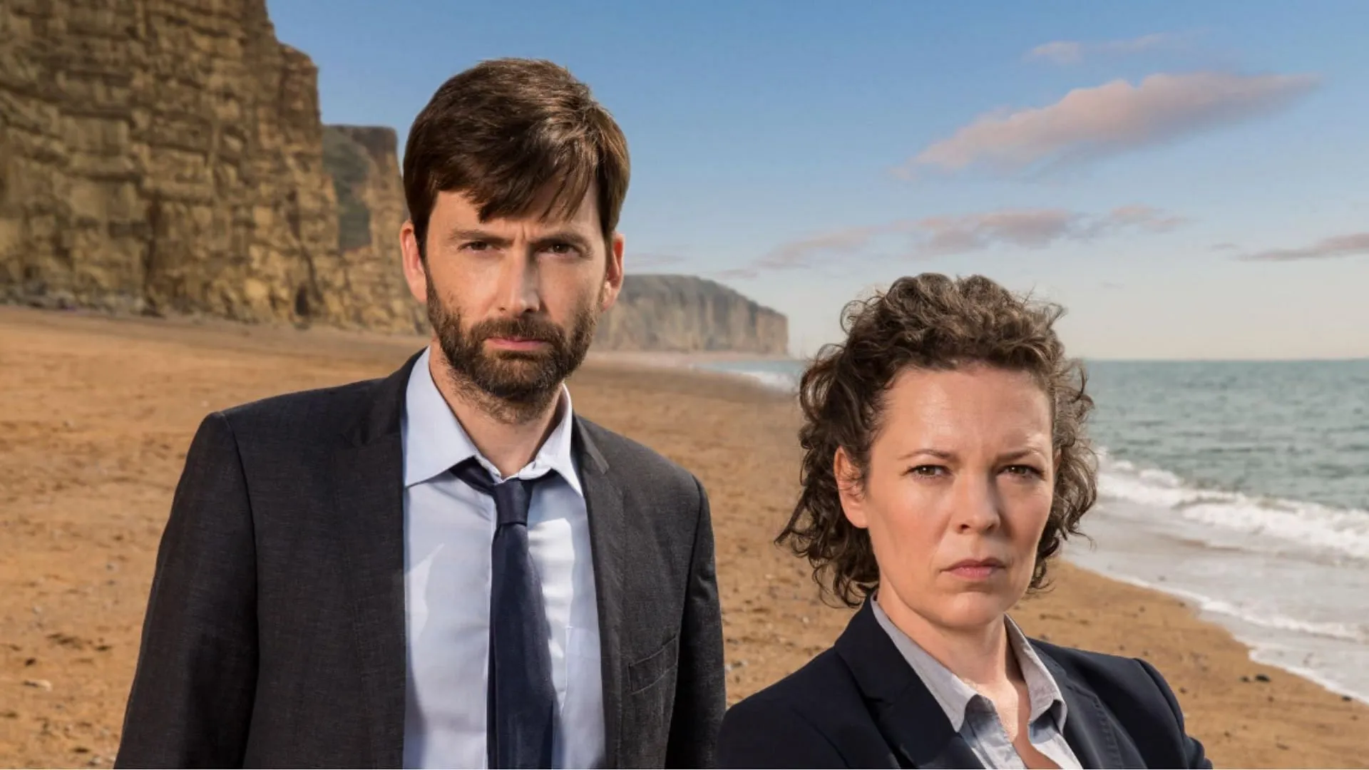 大衛·田納特 (David Tennant) 和奧利維亞·科爾曼 (Olivia Colman) 在《布羅德徹奇》(Broadchurch) (2013)（圖片來自 Kudos）