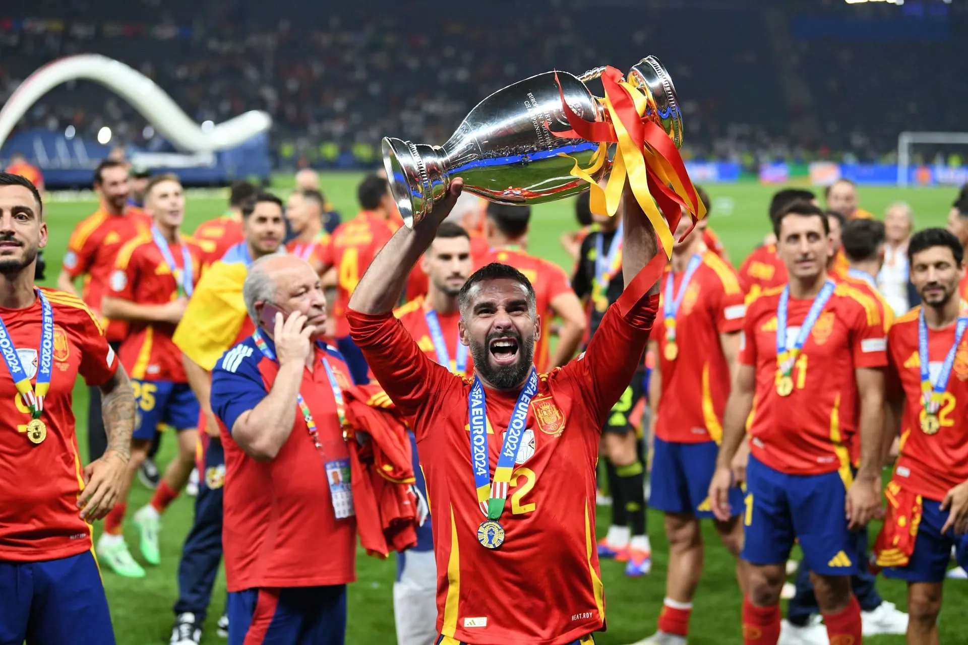 Carvajal con el trofeo de la Eurocopa (Imagen vía Getty)