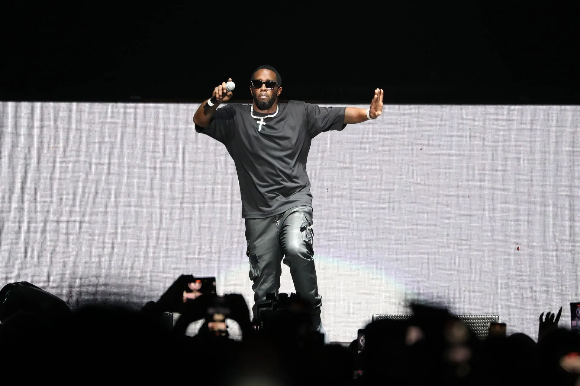 Diddy se produit lors du pré-concert Hip Hop 50 Forever de Hot 97. (Image via Getty)