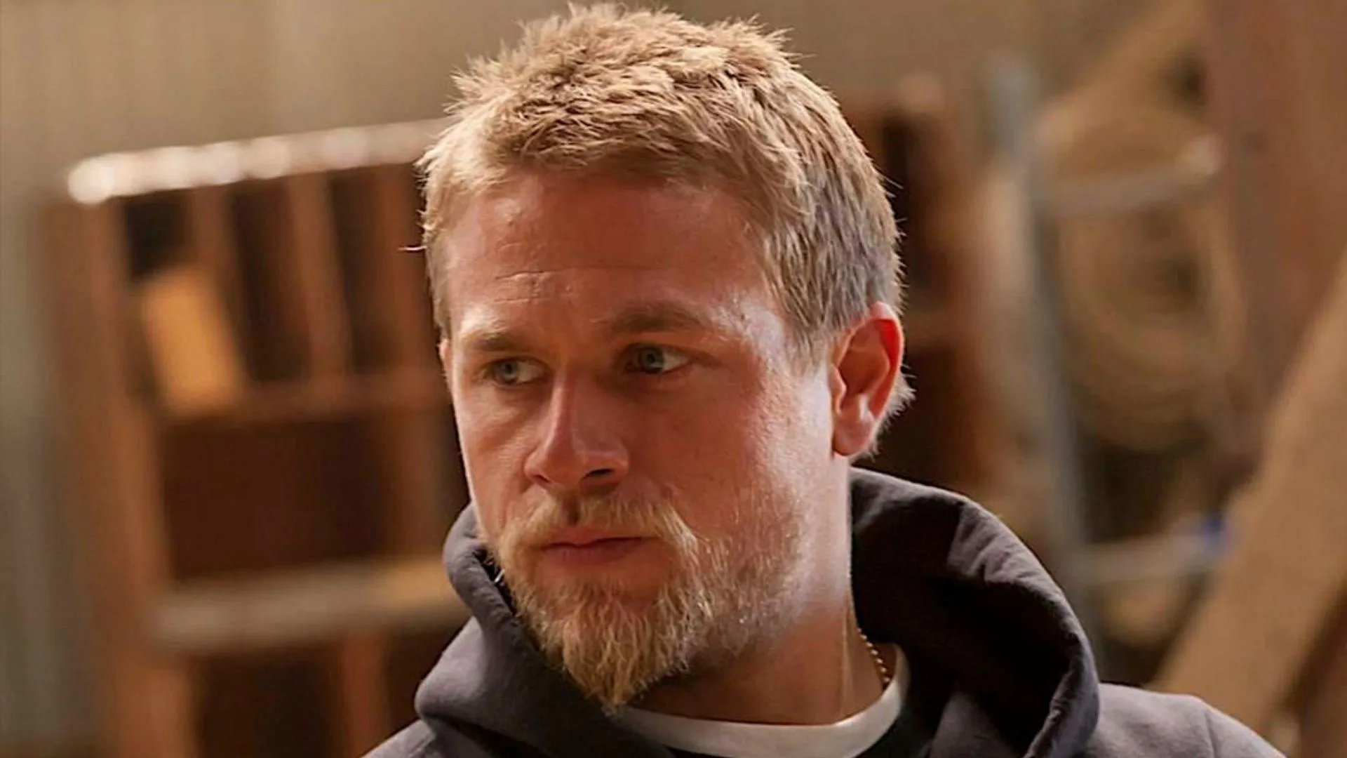 Charlie Hunnam interpreterà Ed Gein nella terza stagione di Monster (immagine tramite Instagram/@soafx)