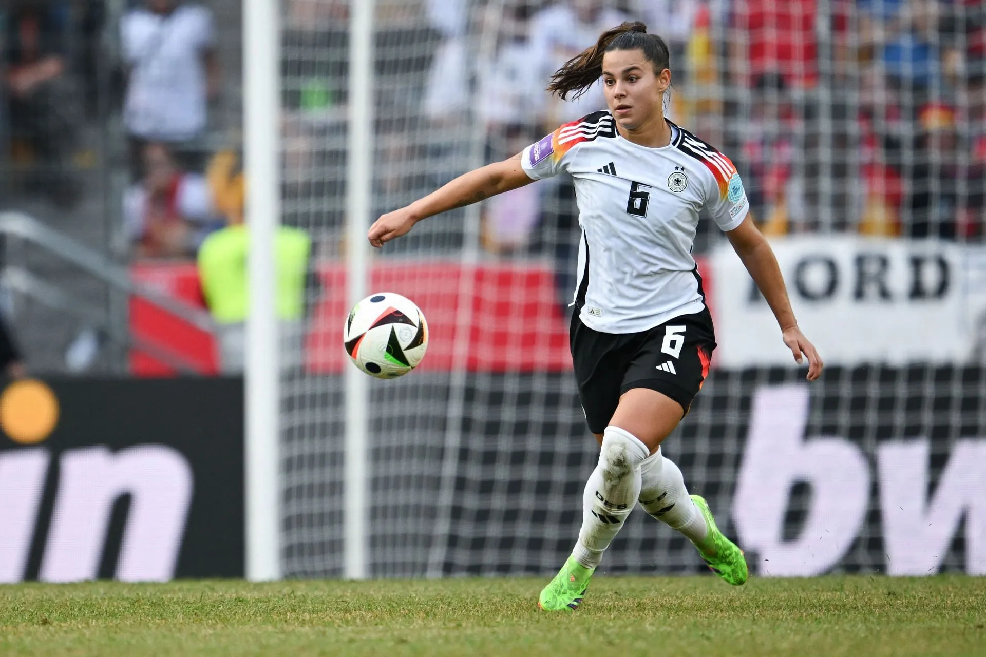 Lena Oberdorf jogando pela Alemanha (Imagem via Getty)