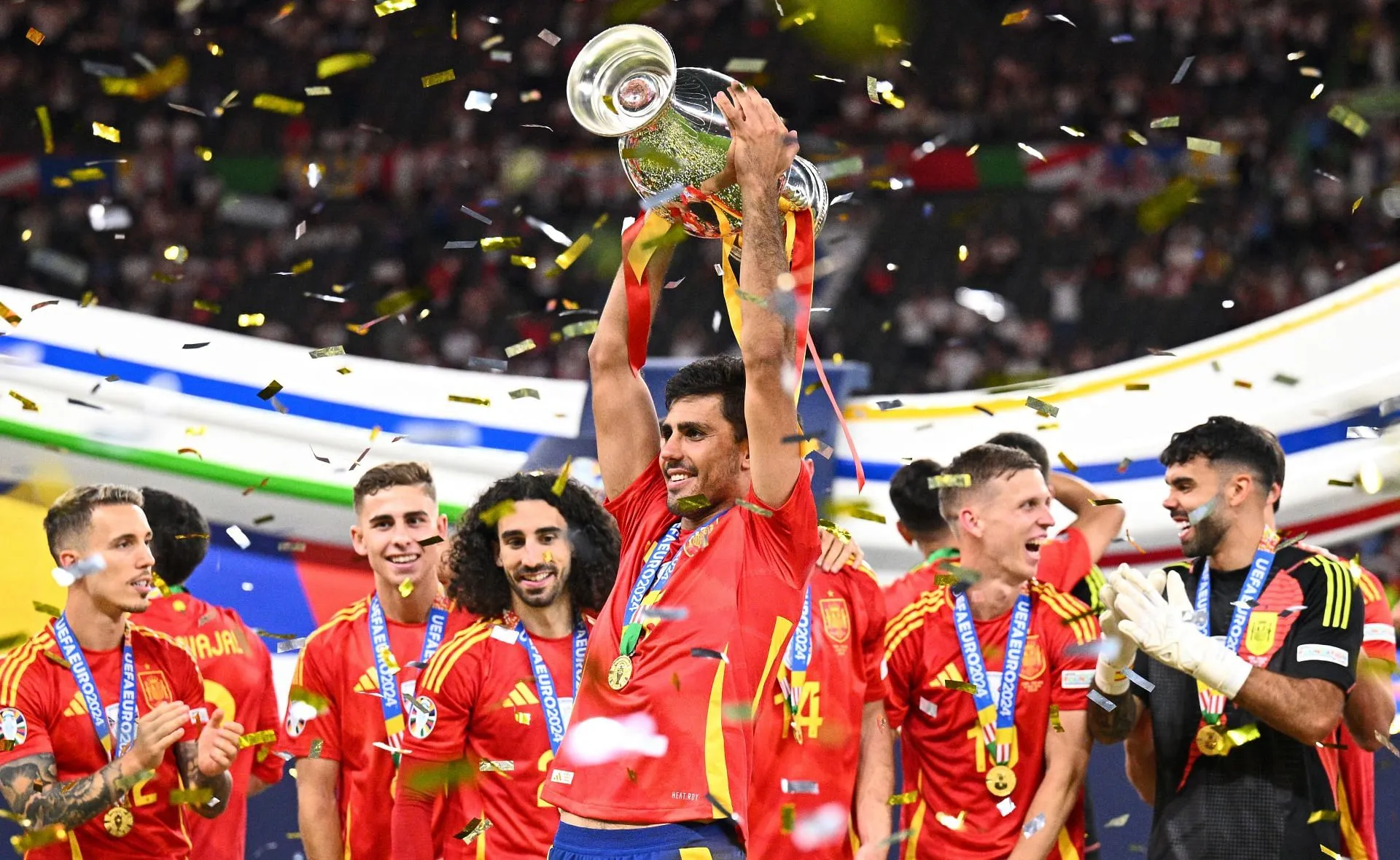 Rodri con il trofeo degli Europei UEFA (Immagine tramite Getty)