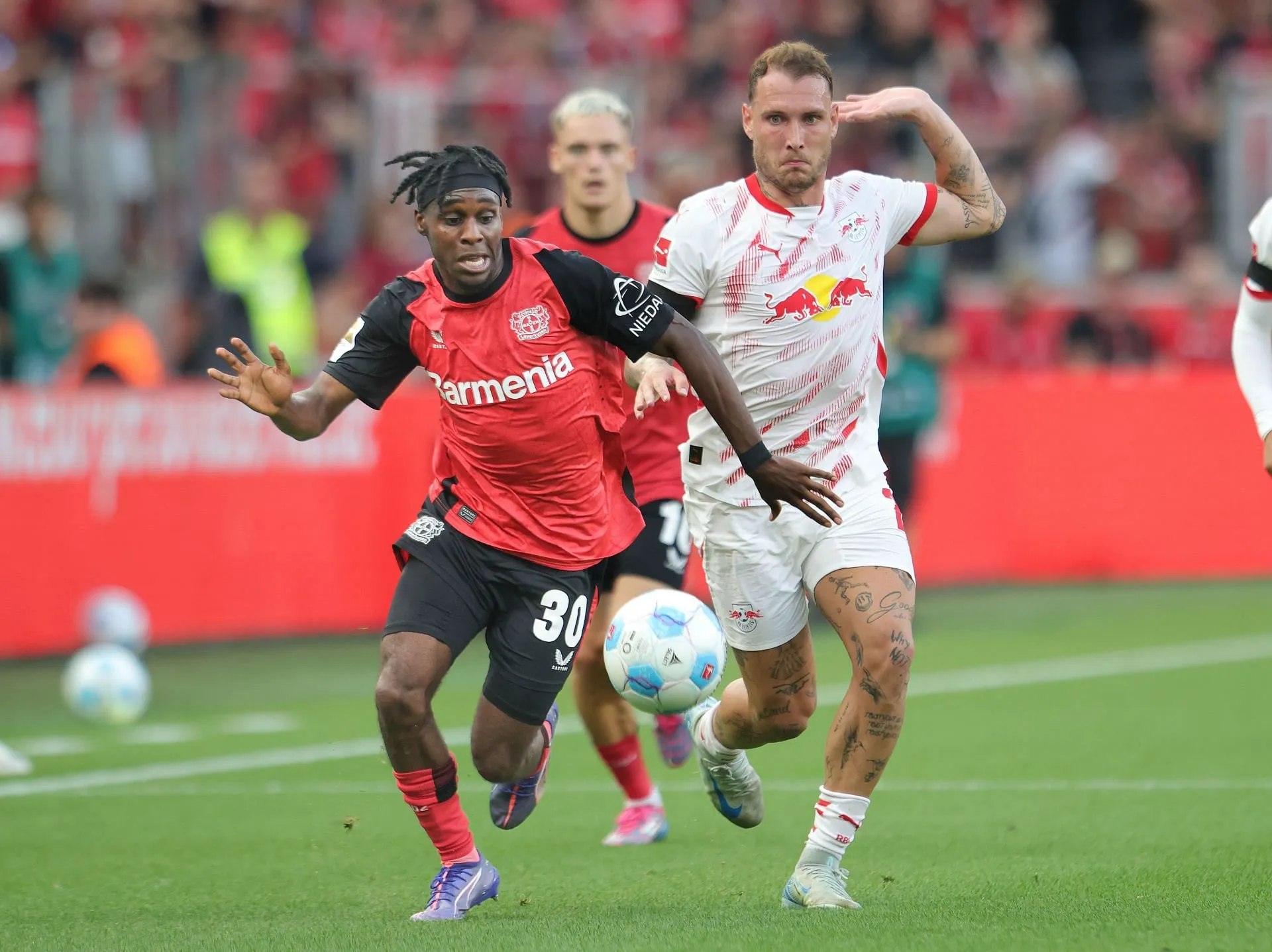 Jeremie Frimpong en acción con el Leverkusen (imagen vía Getty)