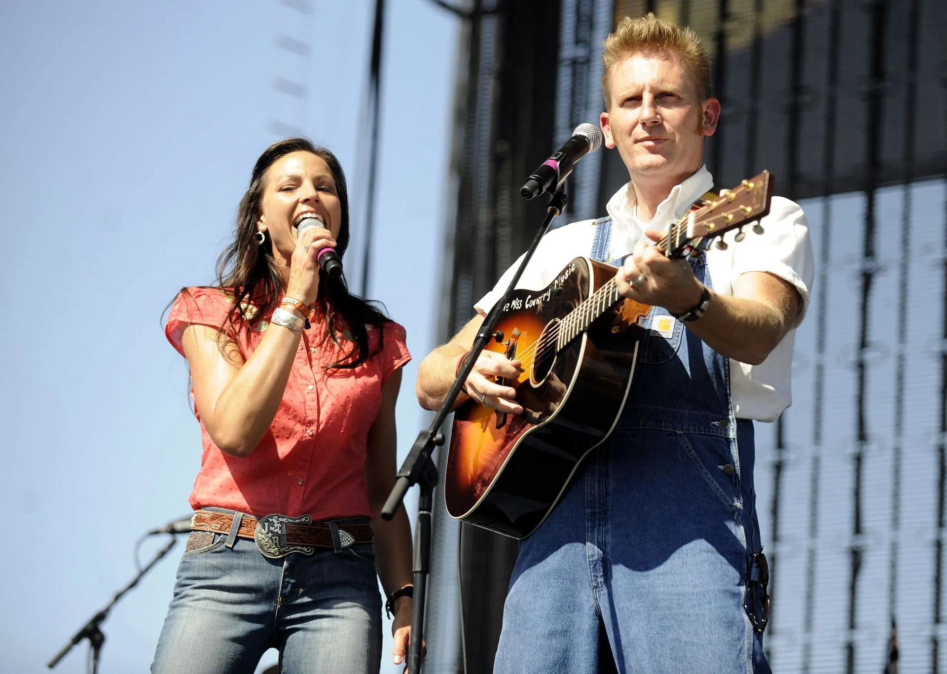 羅裡·菲克 (Rory Feek) 和他已故的妻子喬伊·菲克 (左)（照片來自 Getty Images）