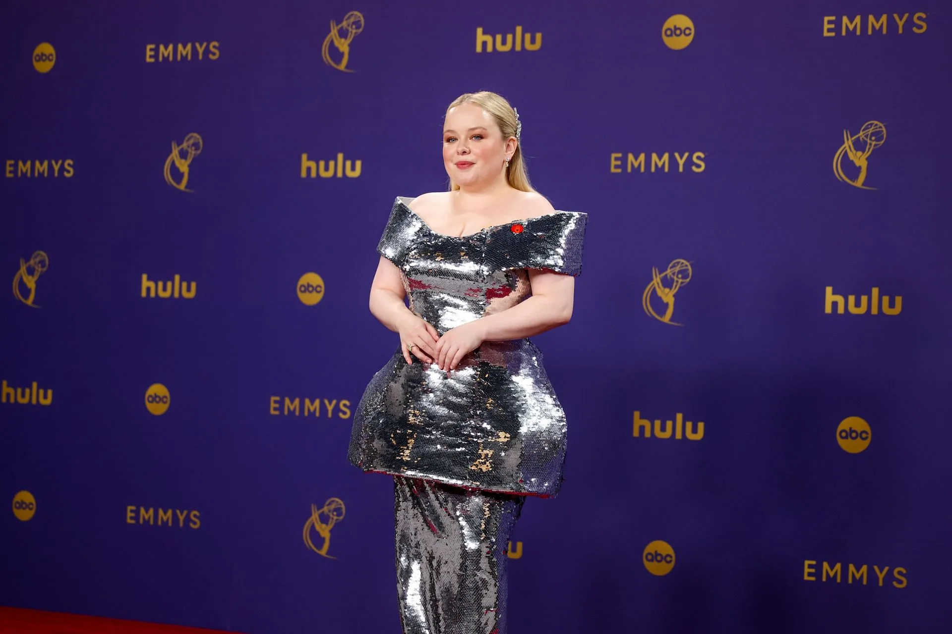 Nicola Coughlan w swojej oszałamiającej kreacji na gali Emmy 2024 (Jason Almond / Los Angeles Times via Getty Images)