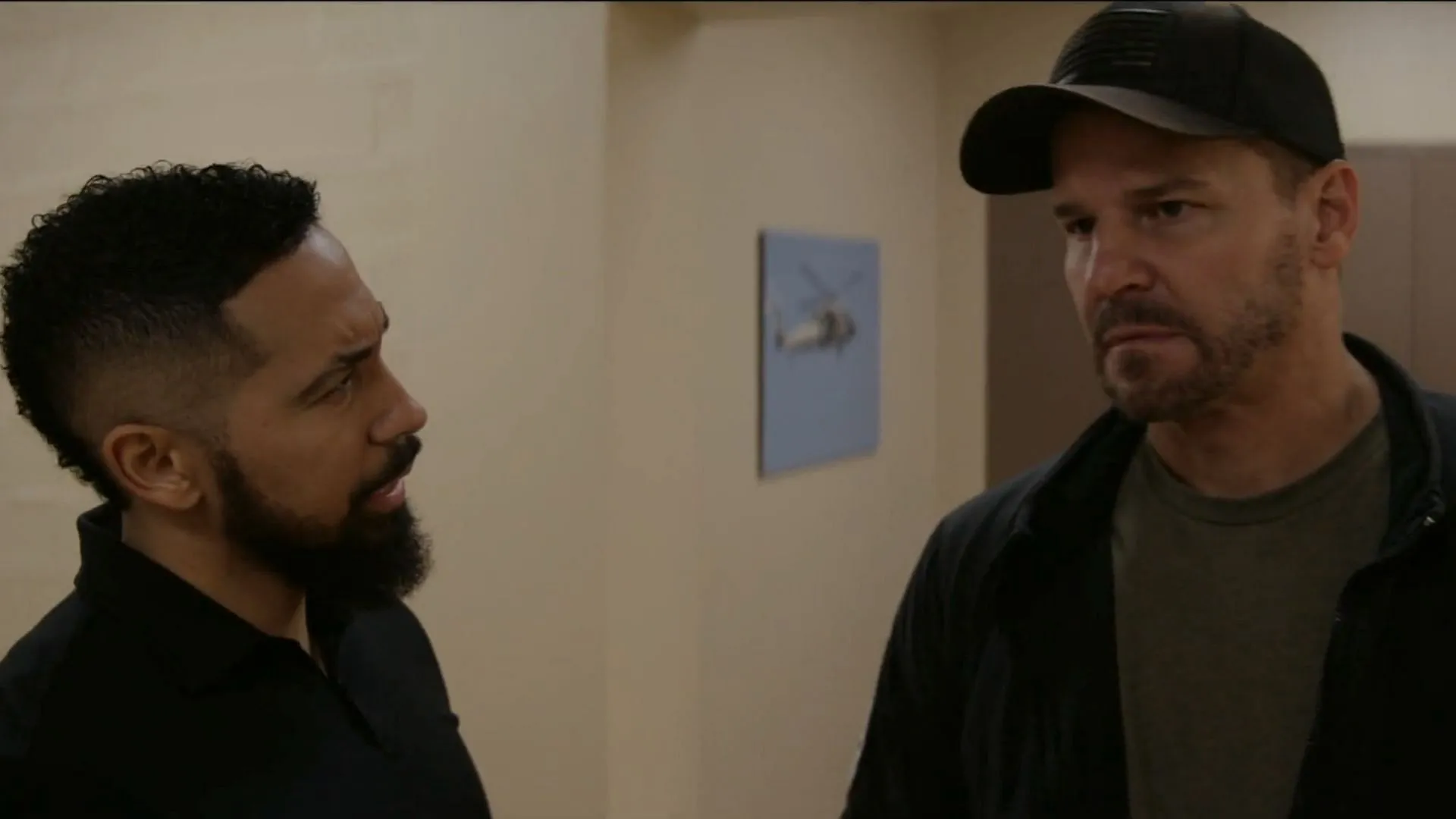 Ray e Jason na 7ª temporada do SEAL Team (Imagem via Paramount+)