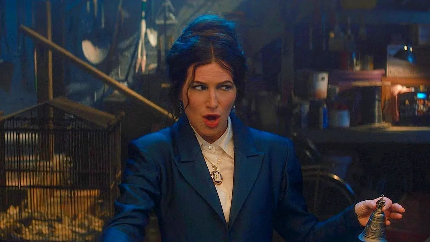 Kathryn Hahn como Agatha Harkness em uma cena de Agatha All Along (via Marvel Studios / YouTube)