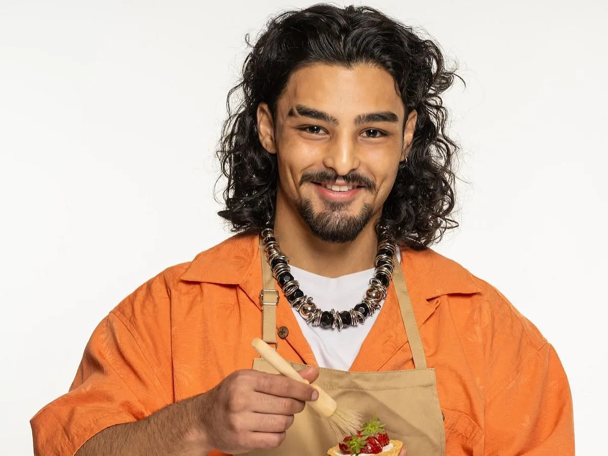 Dylan di The Great British Baking Show (Immagine tramite Tudum di Netflix)