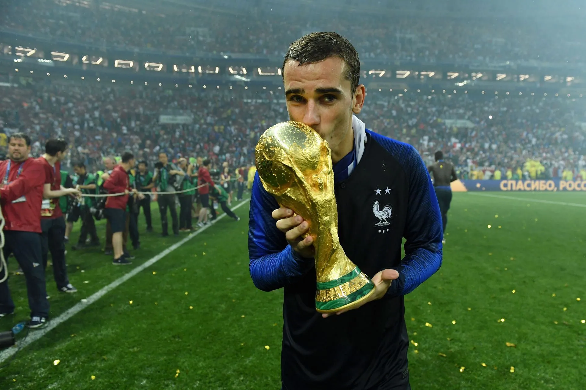 Griezmann avec le trophée de la Coupe du Monde de la FIFA 2018 (Image via Getty)